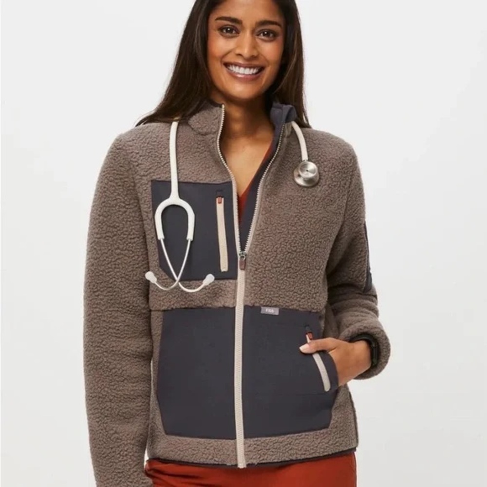 FIGS On-Shift Sherpa jacket cacao—M 🤎